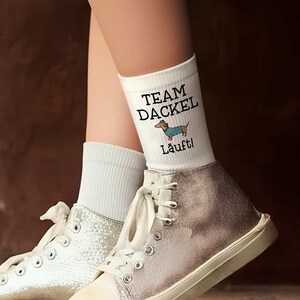 Nahaufnahme der hochwertigen Baumwoll-Tennissocken mit Dackel-Design.