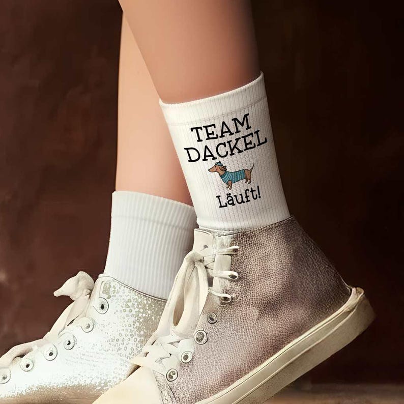Nahaufnahme der hochwertigen Baumwoll-Tennissocken mit Dackel-Design.