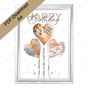 Może przedstawiać: Biały wydruk w ramce z napisem "Happy Birthday" w różowych literach. Wydruk przedstawia trzy balony w kształcie serca z nadrukiem lamparta, pieniędzmi i wzorami kwiatowymi. Balony są ze sobą związane czarną sznurówką. Balony mają ręcznie napisane wiadomości, w tym "Oma Opa", "Paul Gina" i "Mama alles Liebe Tante Ania".