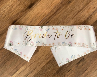 Ceinture florale personnalisée pour fête de poule avec épingle en or, future ceinture mariée, future ceinture mariée, poule avec écharpe, écharpe pour enterrement de vie de jeune fille