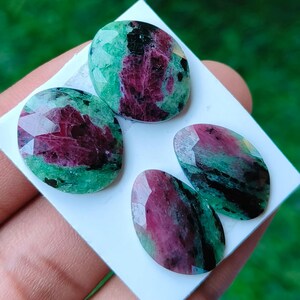Lot de deux pierres précieuses en zoïsite rubis, taille rose, formes libres, 35,60 carats, taille 17-18 mm.