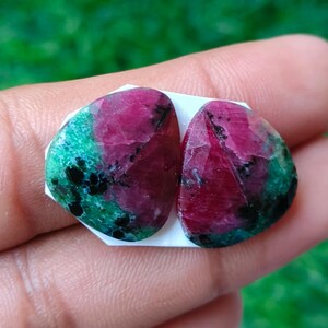 Lot de deux pierres précieuses en zoïsite rubis, taille rose, formes libres, 24,60 carats, dimensions 16 x 18 mm.