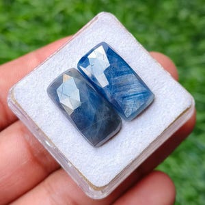 Par de safiras com brilho azul, lapidação rosa retangular, 22,90 quilates, tamanho 10 x 20 mm.