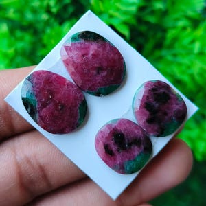 Lot de deux pierres précieuses rubis zoïsite taille rose, formes libres, 37,65 carats, taille 15-18 mm,