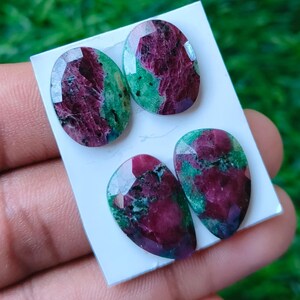 Lot de deux pierres précieuses en zoïsite rubis, taille rose, formes libres, 33,60 carats, taille 16-19 mm.