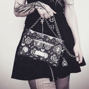 Kleine Umhängetasche | Handtasche | Kosmetiktasche | personalisierbar | Gothic Print |  Anhänger | Taschenkette | Witchy Bag | Gothic Pouch