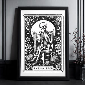 Carte de tarot imprimée d’art « La Tricoteuse » | Impression de haute qualité | Tricot Crochet | Art mural gothique | Cadeau pour les Goths | Squelette | Art occulte