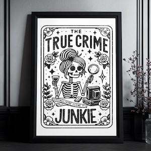 Kunstdruck Tarot Karte "The True Crime Junkie" | High Quality Print | Krimi Fans | Goth Wall Art | Gift for Goths | Occult Art
