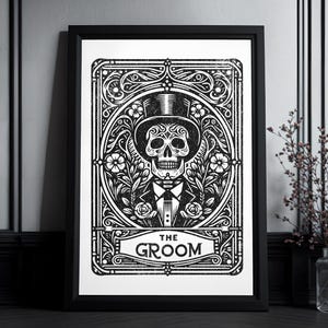 Può includere: Stampa artistica incorniciata in bianco e nero con un teschio con cilindro e smoking, circondato da elementi floreali. Il testo "THE GROOM" è visualizzato in basso. L'opera d'arte è in stile decorativo.