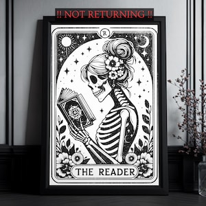 Könnte beinhalten: Ein schwarz-weiß gerahmter Druck, der ein Skelett mit einem Blumen-Dutt zeigt, das ein Buch liest. Das Kunstwerk ist wie eine Tarotkarte mit Sternen, Sonne und Mond gestaltet. Der Text oben lautet !! NOT RETURNING !! und unten THE READER.