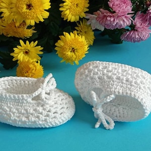 Newborn baby gift Infant shoes baby booties.