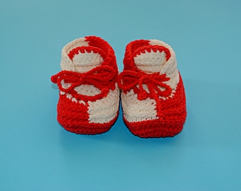 女の子用のかぎ針編みベビースニーカー、スタイリッシュなかぎ針編みベビースニーカー、手作りベビーシューズ、新生児用シューズギフト。