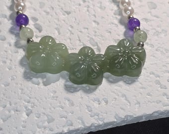 Natürliche Jade Dreibettzimmer Blume geschnitzte Halskette