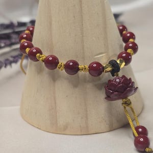 Verstellbares Zinnober Lotus Charm Armband - Symbol für Reinheit, Wohlstand und spirituelles Wachstum