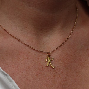 Golden trendy letter chain: Personalized chain as a trendy women's gift. Personalized necklace for your personal style.