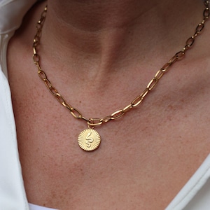 A snake pendant necklace that combines quality and fashion. High-quality jewelry on trend - elegant stainless steel chain.