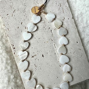 Magie des perles : Découvrez le luxe des pendentifs et breloques coquillages en nacre pour vos accessoires de téléphone portable élégants. Idée cadeau, Téléphone, Amour.