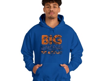 Könnte beinhalten: Ein königsblauer Kapuzenpullover mit einer abgenutzten orangefarbenen Grafik, auf der "BIG DREAM BIG ACTION" steht.