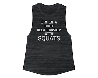 Puede incluir: Camiseta negra sin mangas con un gráfico blanco que dice "Estoy en una relación tóxica con las sentadillas."