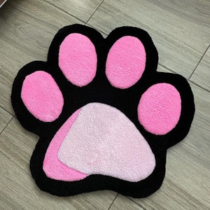 Tappeto tuftato con stampa di zampe rosa / Tappeto fatto a mano per la cameretta dei bambini / Regalo per gli amanti dei cani / Divertente decorazione dei cartoni animati