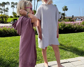 Bath poncho/beach poncho dress with closed sides for children