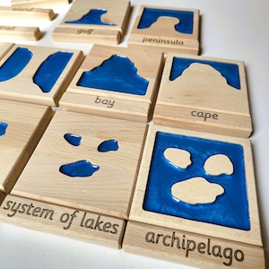 Buche Montessori Land und Wasser Formen, 10er Set Buchenholzplättchen, Montessori Geographie, Holzlernplättchen