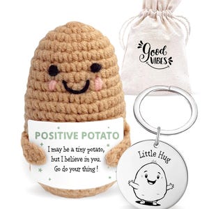 Patata Positiva Pete, tejida a mano en inglés. Set de regalo: Patata de la Suerte, incluye bolsa de regalo, llavero (abrazo de bolsillo) y pegatina. Hecho a mano.