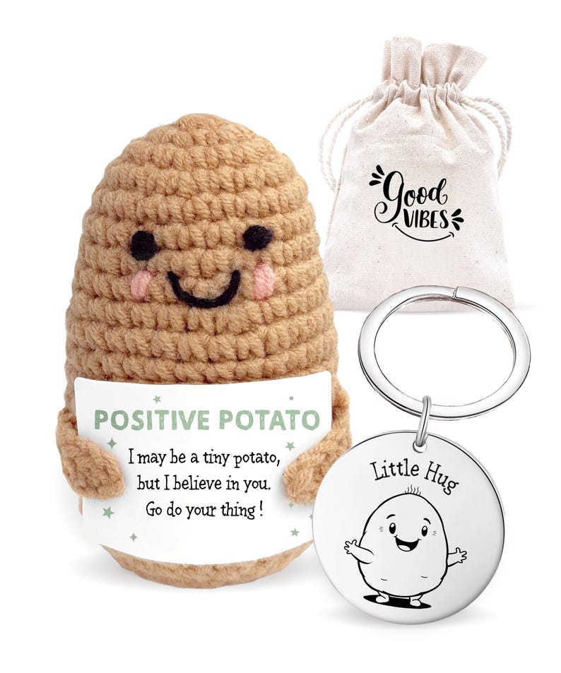 Coffret cadeau « Patate porte-bonheur » crocheté à la main en anglais : sac cadeau, porte-clés (Pocket Hug) et autocollant inclus. Fait main. image 1