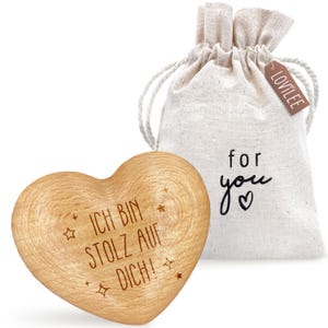 LOViLEE® Handschmeichler, Ich bin stolz auf dich – Holz-Herz inkl. extra Geschenkbeutel & Grußkartenset – Glücksbringer, Geschenk, Mutmacher
