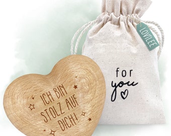 LOViLEE® Handschmeichler, Ich bin stolz auf dich – Holz-Herz inkl. extra Geschenkbeutel & Grußkartenset – Glücksbringer, Geschenk, Mutmacher