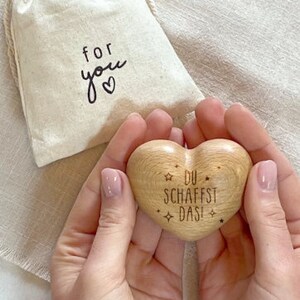 LOViLEE® Handschmeichler, Du schaffst das – Holz-Herz inkl. extra Geschenkbeutel und Grußkartenset – Glücksbringer, Glücksstein, Geschenk und Mutmacher für Familie und Freunde