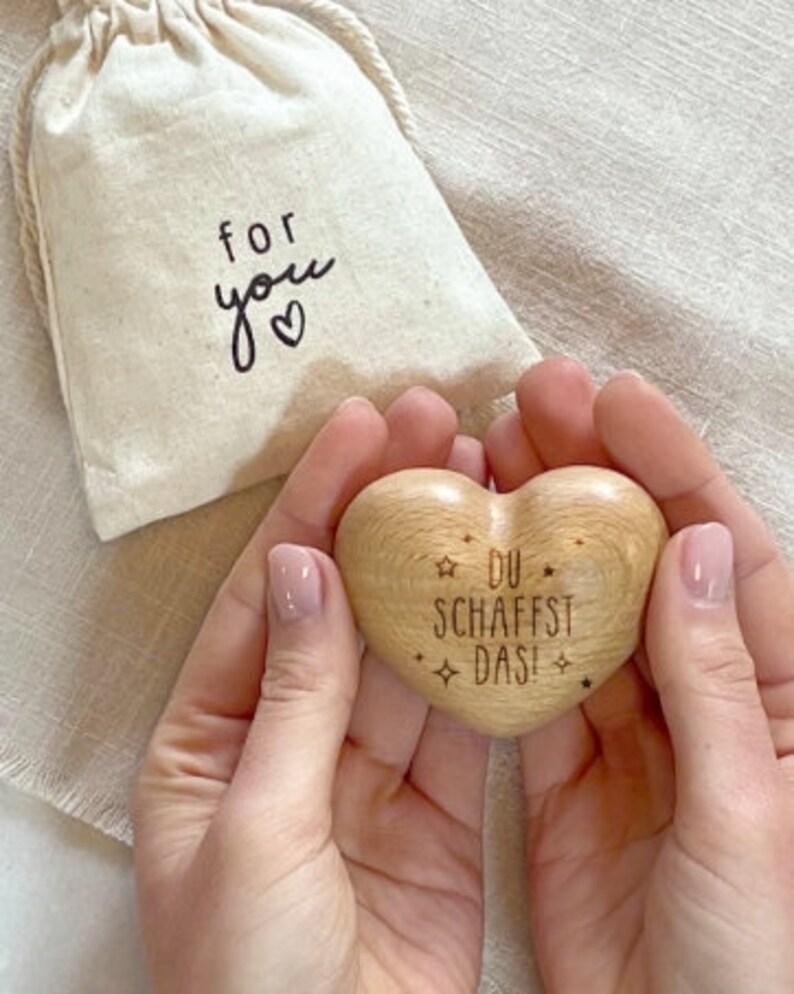LOViLEE® Handschmeichler, Du schaffst das – Holz-Herz inkl. extra Geschenkbeutel und Grußkartenset – Glücksbringer, Glücksstein, Geschenk und Mutmacher für Familie und Freunde