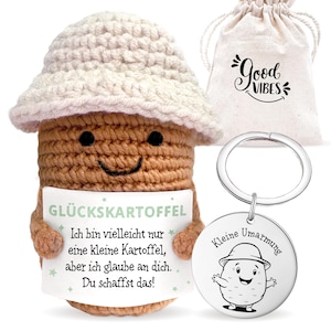 « Patate heureuse » crochetée à la main avec un bob Siggi, dans un coffret cadeau : Patate porte-bonheur + sac cadeau et porte-clés + autocollant LOViLEE®