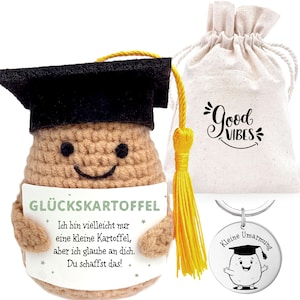 LOViLEE® Patata positiva lavorata a mano all'uncinetto Studente Johann in un set regalo: Patata fortunata con sacchetto regalo e portachiavi + adesivo