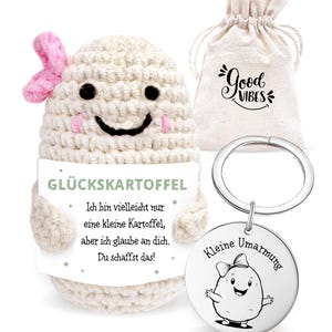 Patata de la suerte Gitti en set de regalo: Patata de la suerte + bolsa de regalo, llavero y pegatina. Figura de crochet hecha a mano.