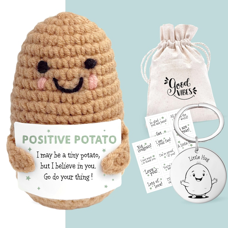 Coffret cadeau « Patate porte-bonheur » crocheté à la main en anglais : sac cadeau, porte-clés (Pocket Hug) et autocollant inclus. Fait main. image 9