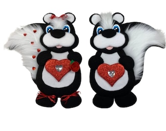 Valentine Skunk Wreath Attachment