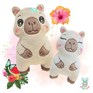 Könnte beinhalten: Zwei Plüsch-Wasserschwein-Stofftiere in Hellbraun mit gestickten Details. Eines hat offene Augen und eine Blume, das andere hat geschlossene Augen und eine Blume. Eine Aquarell-Hibiskusblüte und tropische Blätter im Hintergrund.