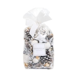 Op de afbeelding: Een witte keramische mok met een zwart handvat en de tekst "But First, Coffee" in een vetgedrukte, zwarte letter. De mok staat tegen een vage achtergrond, wat een gezellige setting suggereert.