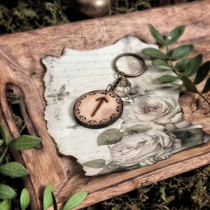 Llavero personalizado | Colgante de madera| Colgante de runa | Colgante de letras | hecho a mano