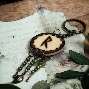 Llavero personalizado de madera y cuentas | Colgante de madera| Colgante de runa | Colgante de letras | hecho a mano
