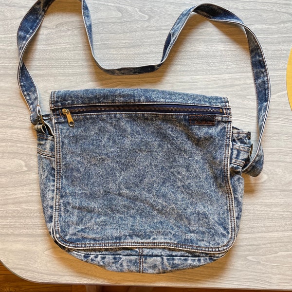 Vintage 1980s stone washed denim purse/shoulder bag. Retro 1980s fashion
