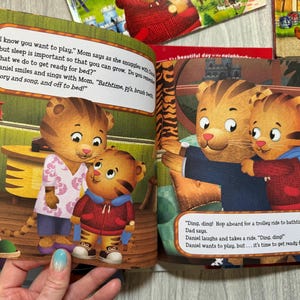 K&ouml;nnte beinhalten: Aufgeschlagenes Kinderbuch mit farbenfrohen Illustrationen. Die Bilder zeigen Zeichentricktiger in verschiedenen Szenen, mit Textblasen, die Dialoge enthalten. Das Buch ist auf zwei Seiten mit verschiedenen Szenen ge&ouml;ffnet.