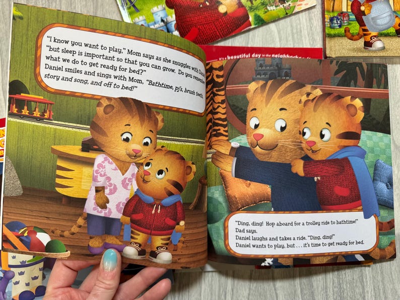 K&ouml;nnte beinhalten: Aufgeschlagenes Kinderbuch mit farbenfrohen Illustrationen. Die Bilder zeigen Zeichentricktiger in verschiedenen Szenen, mit Textblasen, die Dialoge enthalten. Das Buch ist auf zwei Seiten mit verschiedenen Szenen ge&ouml;ffnet.