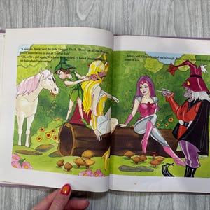 Vintage 1980s She-Ra Princess of Power The Queen of the Ball book. 1980s kids toys nostalgia. bild 5