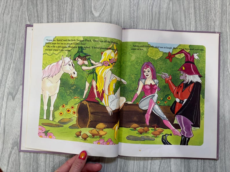 Vintage 1980s She-Ra Princess of Power The Queen of the Ball book. 1980s kids toys nostalgia. bild 5