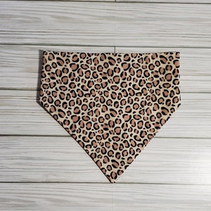 Bandana mit Gepardendruck, Hundehalstuch, Katzenhalstuch, Bandanas für Haustiere, Hundegeschenke, Katzengeschenke, Haustierzubehör, Bandana zum Aufkleben, Bandana elastisch