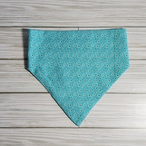 Türkises Blumen-Halstuch, Hundehalstuch, Katzenhalstuch, Haustierkleidung, Hundegeschenk, Katzengeschenk, buntes Halstuch, Hundehalstuch, Haustier-Accessoires, Hundehalstuch