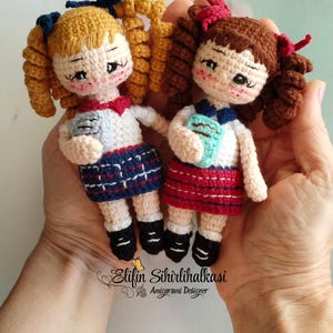 Amigurumi Schlüsselanhänger, gehäkelter Schlüsselanhänger, gehäkelte Schule Mädchen, Taschenzubehör, gehäkelte Miniaturpuppe