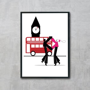 Könnte beinhalten: Eine Schwarzweißillustration von zwei Personen, die vor einem roten Doppeldeckerbus und Big Ben mit Zifferblatt tanzen. Die Personen halten sich an den Händen und die Frau trägt ein rosa Hemd. Die Illustration ist vor einem weißen Hintergrund.